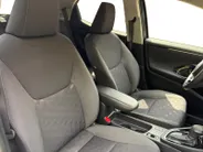 Toyota Yaris 1.5 Hybrid 115 Comfort Apple Carplay/Android Auto , cruise control adaptief en stuurhulp , climate , lm velgen , tel , usb , camera .