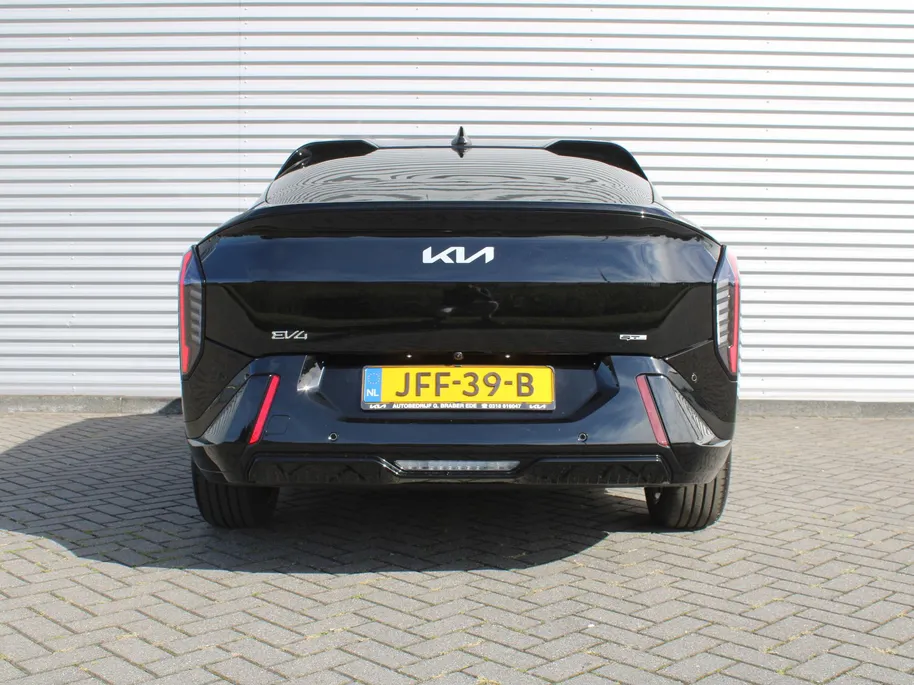 Kia EV4 Fastback GT-PlusLine 81.4 kWh | Schuifdak | Stuur-/stoelverwarming + ventilatie | Camera rondom | Elek. stoelverstelling | Leer | HUD | LED | 19' LM |
