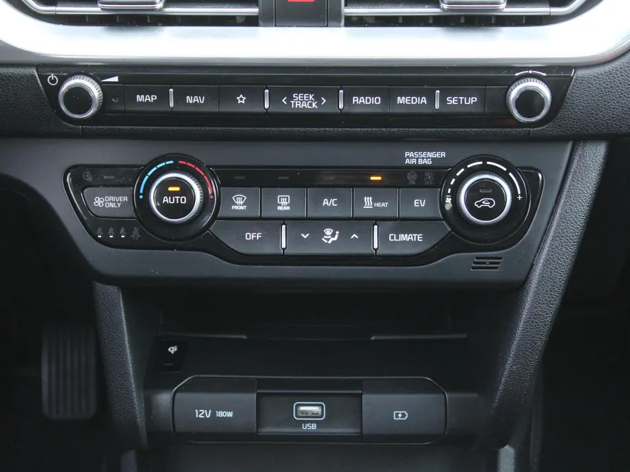 Kia e-Niro ExecutiveLine 64 kWh | Trekhaak | Stuur-/stoelverwarming + ventilatie | Leer | 17' LM | Cruise adapt. | Dodehoek detectie | LED | JBL audio |