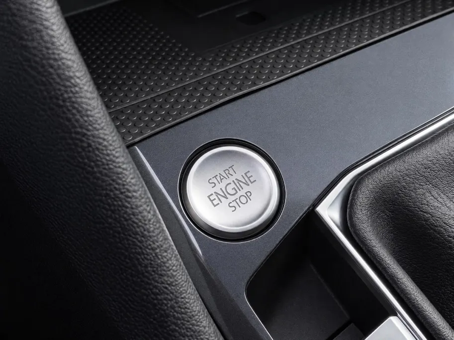 Volkswagen Tiguan 1.4TSIeHybrid 180kW/245PK R-Line Black Style · Panoramadak · Leder · 360°Camera + Parkeersensoren · Stoelverwarming · Elektr. stoelverstelling ·