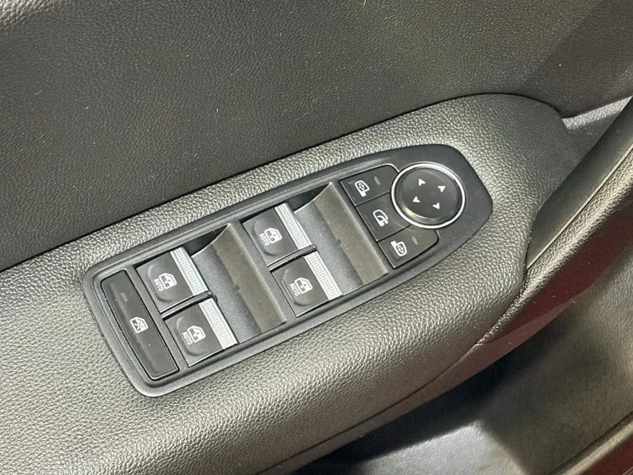 Renault Captur 90PK TCe Intens | Navi | Camera | Climate Control | Parkeersensoren | Apple CarPlay/Android Auto | Licht & Regen Sensor | Full LED | Lichtmetalen Velgen | Armsteun |