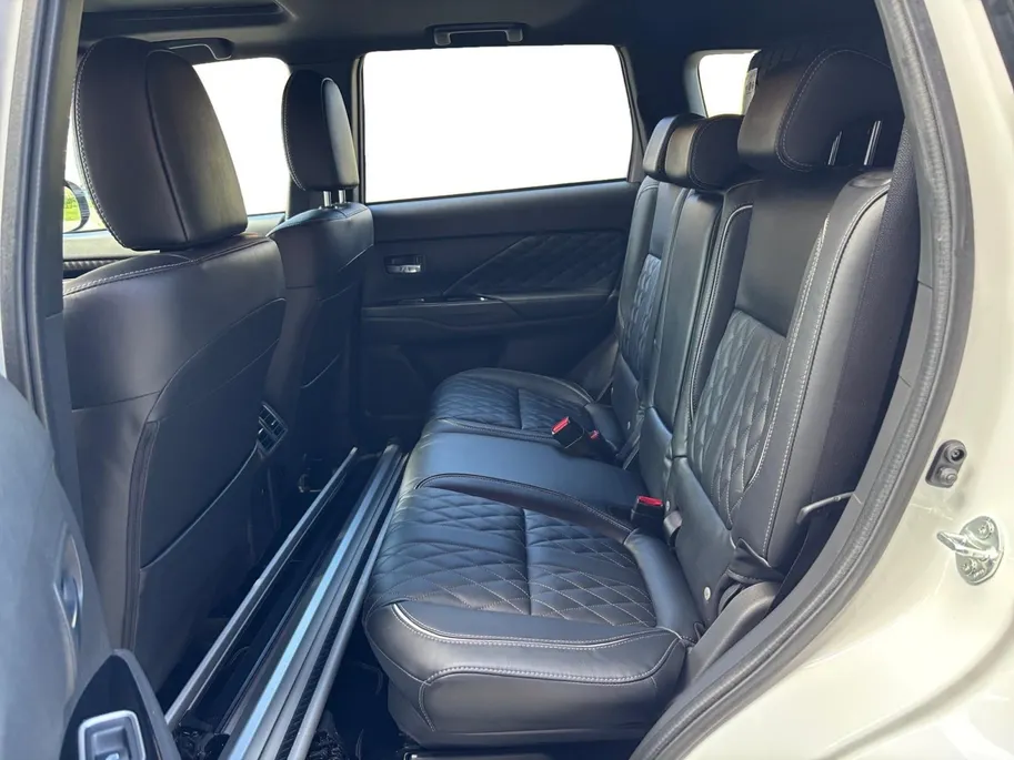 Mitsubishi Outlander 2.4 PHEV Instyle | Trekhaak | Leder | Schuif-kantel dak | Rondom camera | Elektrisch. Achterklep | Stoel en stuurverwarming | Set winterwielen |