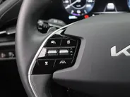 Kia Niro EV Edition Advanced 64.8 kWh | Stuur-/stoelverwarming | Elektr. stoelverstelling | Camera | Cruise adapt. | 17'LM | Clima | 17% bijtelling |