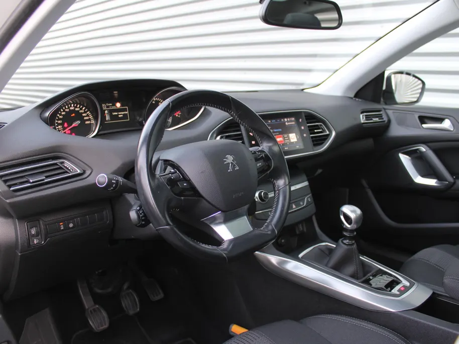 Peugeot 308 1.2 PureTech Allure | Panoramadak | 17” LM | Parkeersensor v+a | Navi | Cruise | Clima | Apple CarPlay/Android Auto |