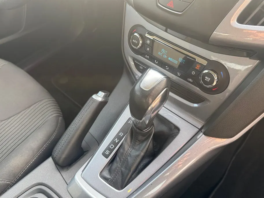Ford Focus 1.6 TI-VCT Titanium | Automaat | Trekhaak | Zeer goed onderhouden | Voorruitverwarming | Parkeersensoren | Keyless | 12 maanden garantie! |