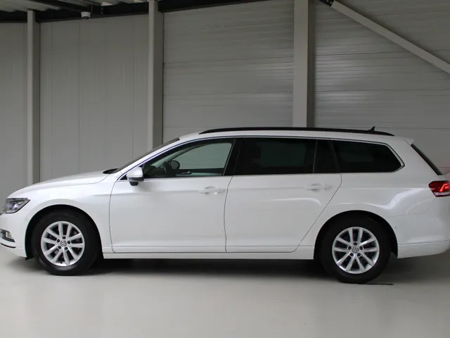 Volkswagen Passat Variant 1.5 TSI DSG Comfortline Navigatie | Camera | Trekhaak | Stoelverwarming