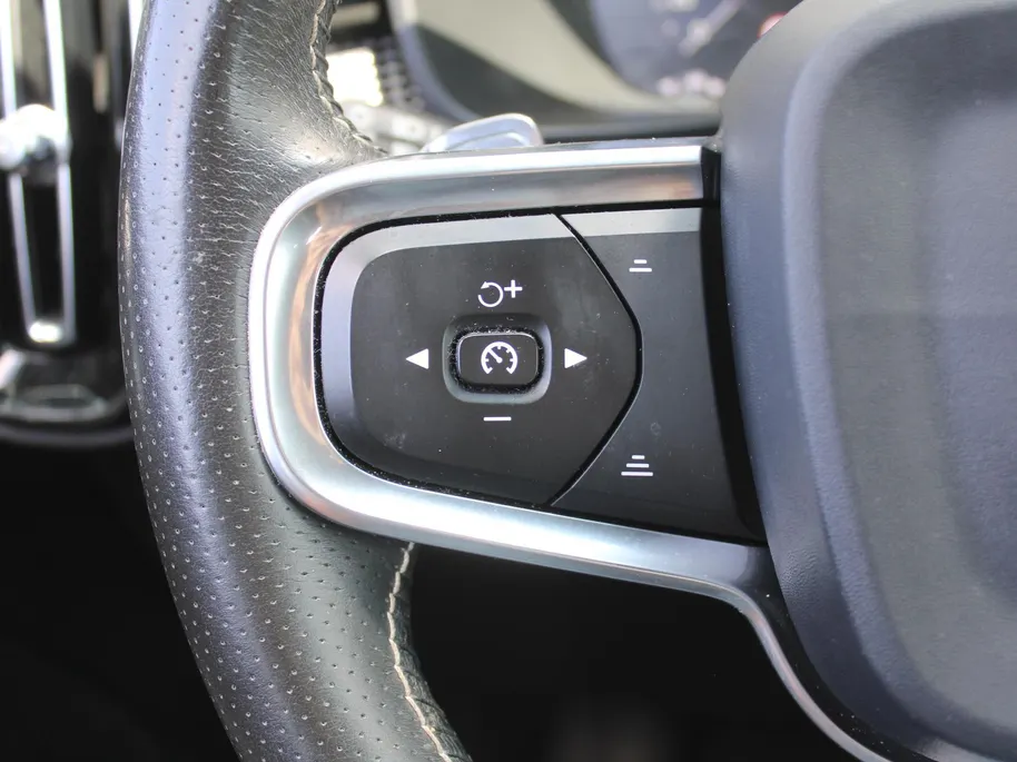 Volvo XC40 2.0 T4 R-Design | Keyless | HK Audio | Adap. Cruise | PDC | Elek. Trekhaak | 19' Velgen | Elek. Kofferklep | Camera | Stoelverwarming |