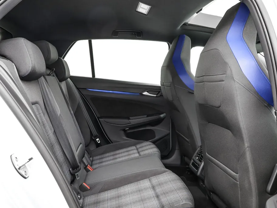 Volkswagen Golf 1.5 eHybrid 272pk DSG GTE · Panoramadak · 360 Camera · Inklap. Trekhaak · Head-Up Display · Matrix LED · Keyless · DCC · Garantie t/m 26-05-2030 of 100.000km