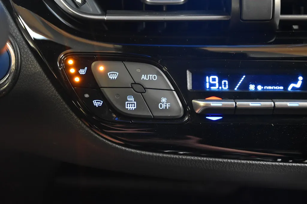 Toyota C-HR 1.8 Hybrid 122pk CVT Bi-Tone Navigatie | Cruise | Clima | PDC |Half Leer | Parlemoer Wit