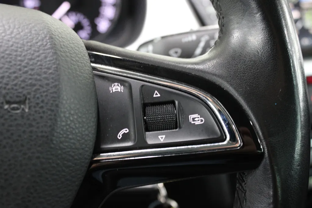 Škoda Fabia Combi 1.0 TSI Drive / Navigatie / Parkeersensoren /