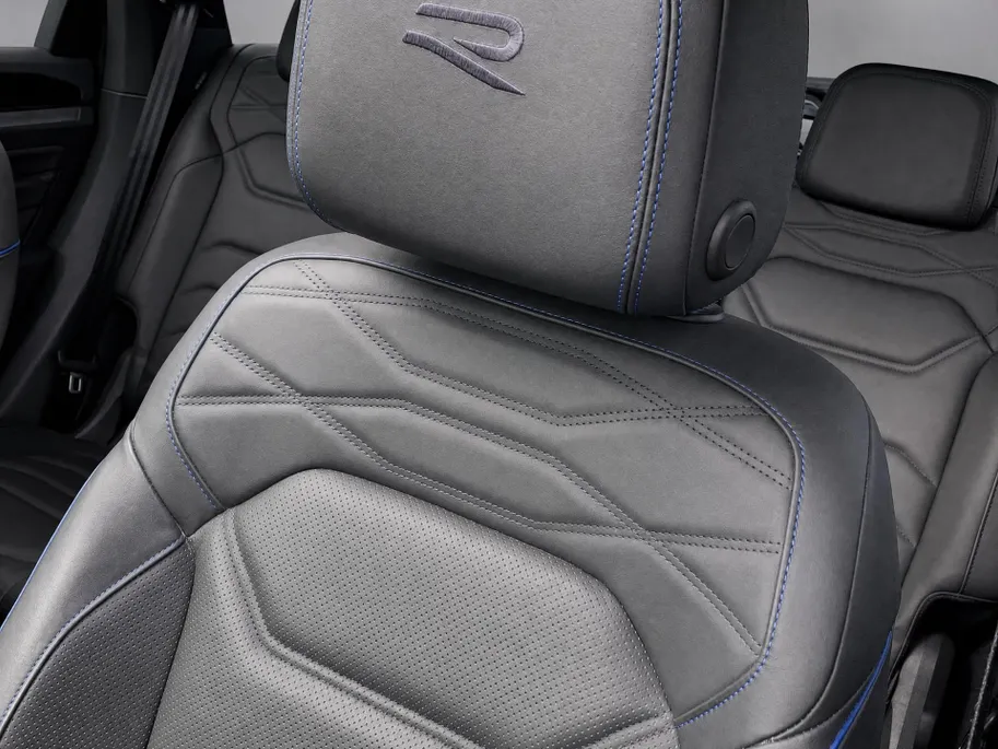 Volkswagen Touareg 3.0TSI 340kW/462PK R-line · Panoramadak · Trekhaak · Leder · Luchtvering