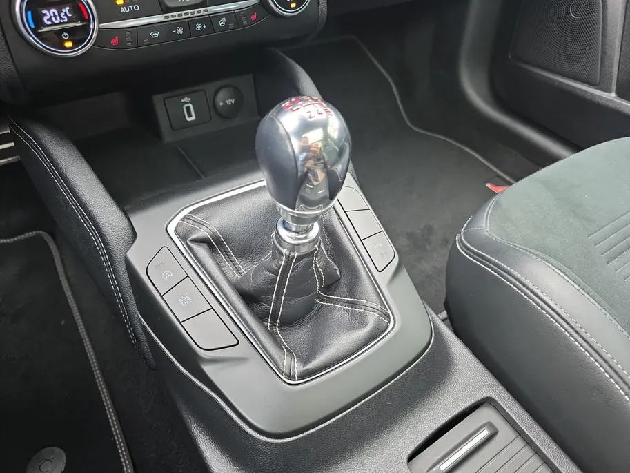 Ford Focus Wagon 2.3 EcoBoost ST-3 | Performance Pack | Panoramadak | Trekhaak | Winter Pack | Achteruitrijcamera | Adapt. Cruise Control | 12 maanden garantie! |