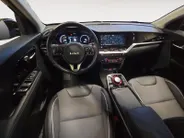 Kia e-Niro DynamicPlusLine 64 kWh | 1e Eigenaar | Accu 100% | Dealer onderhouden | Cruise Control Adaptief | Schuif/Kantel dak | Stoelverwarming | Apple Carplay/Android Auto | Camera | Fabrieksgarantie | NAP