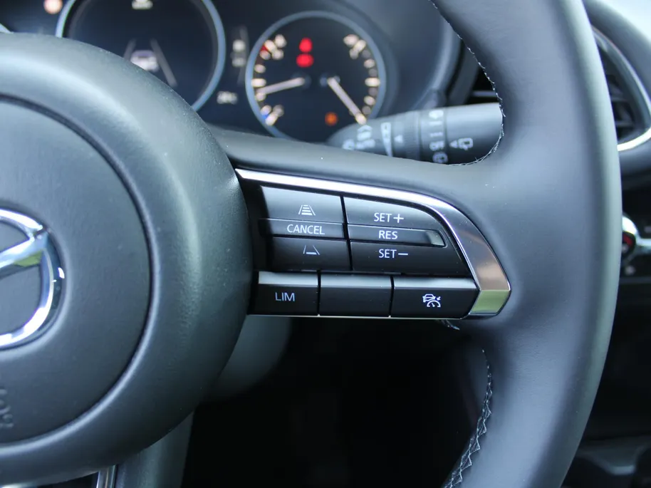 Mazda 3 2.0 e-SkyActiv-X M Hybrid 186 Homura | Stoelverwarming | Camera | Dodehoek detectie | HUD | 18' LM | LED | Cruise adapt. |