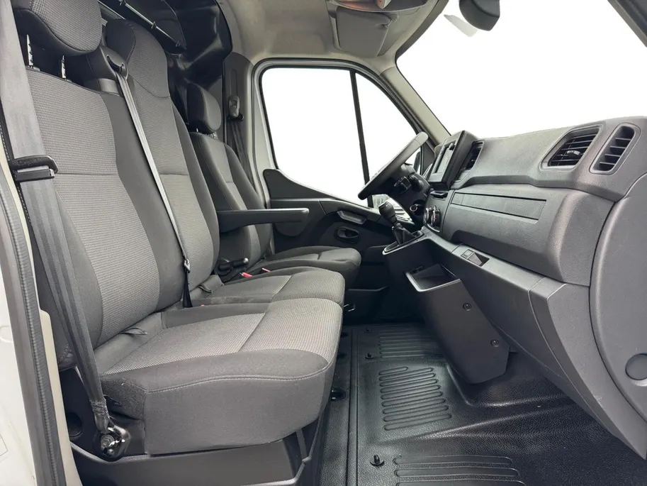 Renault Master T33 2.3 - 135PK dCi L2H2 Work Edition | BPM VRIJ | Trekhaak | Parkeersensoren | Camera | Navi | Apple CarPlay/Android Auto | Volledig betimmerd | Airco | Cruise Control |