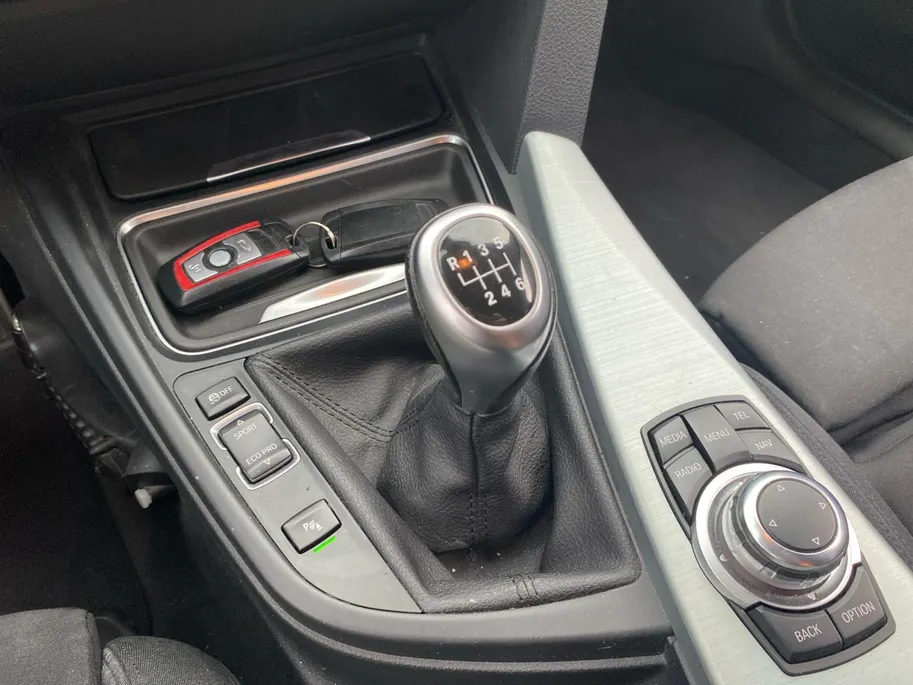 BMW 3 Serie Touring 316i Executive Sport NL Auto | unieke km.stand | navigatie | lm velgen | cruise | etc.