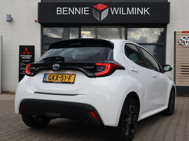 Toyota Yaris 1.5 Hybrid Dynamic Limited | Stoelverwarming | Keyless | 17 inch | All Seasons