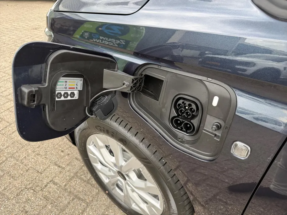Ford Transit Connect Ford Tourneo Connect PHEV L2 Titanium 7p. | Uit Voorraad Leverbaar | Geel Kenteken | Automaat | Trekhaak | AGR Gecertificeerde Voorstoelen | Achteruitrijcamera | Winter Pakket | Adaptieve Cruise Control