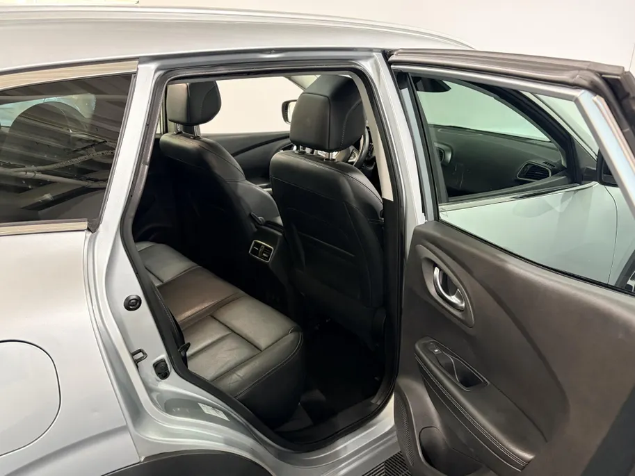Renault Kadjar 140PK TCe Intens Automaat | Trekhaak (1500 KG) | Panoramadak | 19' Lichtmetalen Velgen | Stoelverwarming | Navi | Camera | Climate Control | Adaptieve Cruise Control | Leder |