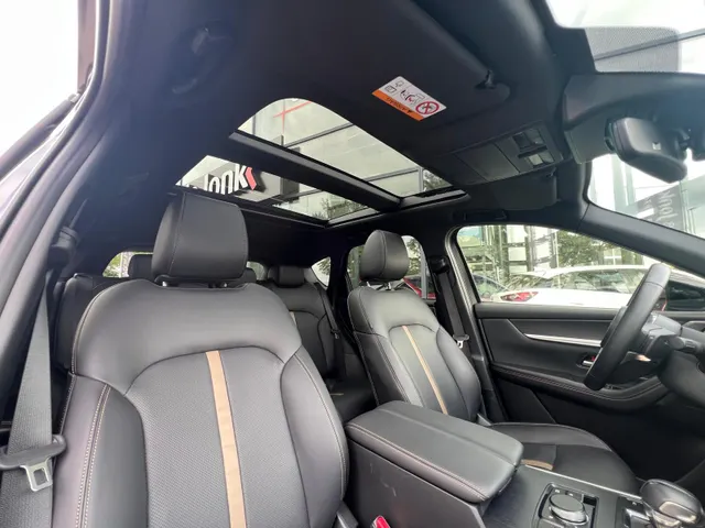 Mazda CX-60 2.5 e-SkyActiv PHEV Homura Plus | TREKHAAK |AUTOMAAT | PLUG-IN HYBDRIDE | PANORAMADAK | 2500kg TREKGEWICHT | LEDER | 360gr CAMERA | MEEST LUXE UITVOERING | BIJNA NIEUW |
