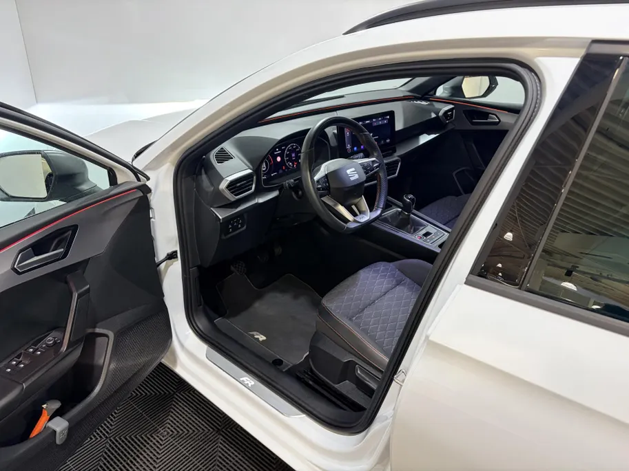 SEAT Leon Sportstourer 150PK 1.5 TSI FR Business Intense | Navigatie | Cruise Control Adaptief | Climate Control | Apple Carplay/Android Auto | Camera | Parkeersensoren | Lichtmetalen Velgen | Licht & Regen Sensor |