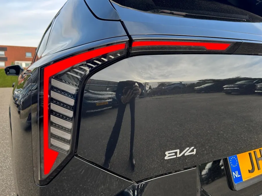 Kia EV4 Hatchback GT-PlusLine 81.4 kWh | Schuif/kanteldak | Lederen bekleding | 360 Graden camera | Head up display | Elektrische achterklep | Elektrische stoel verstelling met geheugen | Stoel verwarming + ventilatie voor | Dodehoek camera | Draadloze oplader | 