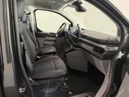 Ford Transit Custom 320 2.5 PHEV L2H1 Sport DC met o.a. uniek sport interieur, 19 inch lichtmetalen velgen, een trekhaak, een achteruitrijcamera en verwarmbare voorstoelen en stuurwiel