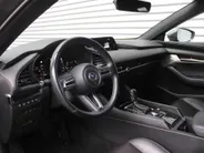 Mazda 3 2.0 e-SkyActiv-G M Hybrid 122 Luxury | Trekhaak | Stuur-/stoelverwarming | Leer | 360 Camera | Stoelgeheugen | 18' LM | HUD | LED | Cruise adapt. |