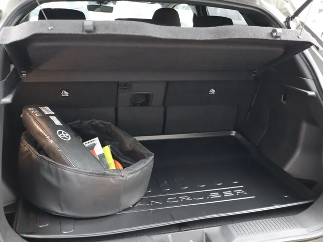 Toyota Urban Cruiser Dynamic 61 kWh | Stoel/Stuur Verwarming | Carplay |