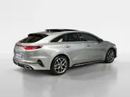 Kia ProCeed 1.0 T-GDI GT-Line | Elektrisch Glazen Schuif / Kanteldak | Apple Carplay / Android Auto | Navigatiesysteem | Stoel + Stuurverwarming | Licht + Regensensor | Parkeersensoren + Camera Achter | Cruise Control | 17” Lichtmetalen Velgen | Climate Control Rijst