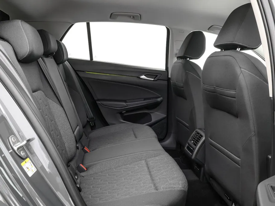 Volkswagen Golf Life Edition 1.5 eHybrid 204 PK 7 versn. DSG · Draadloze telefoonlader · Achteruitrijcamera · Privatelease Van 594,- voor  472,- obv 24 maanden! · Prijs is inclusief inruilpremie · MEGA SALE