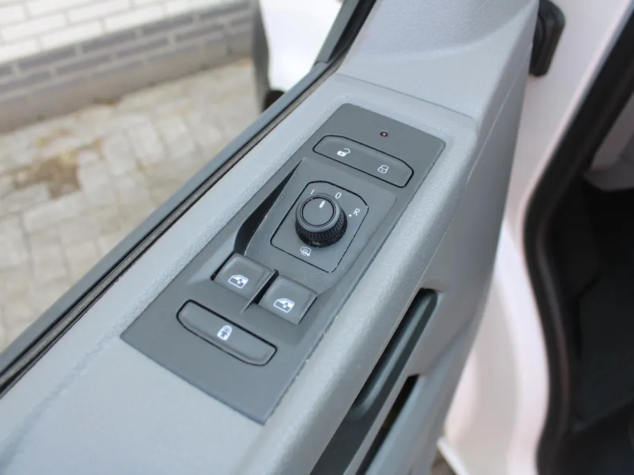 Volkswagen Transporter 2.0 TDI L2H1 28 Comfortline | 3-zits | Airco | Cruise | PDC | Apple Carplay | Android Auto | Volledig betimmerd |