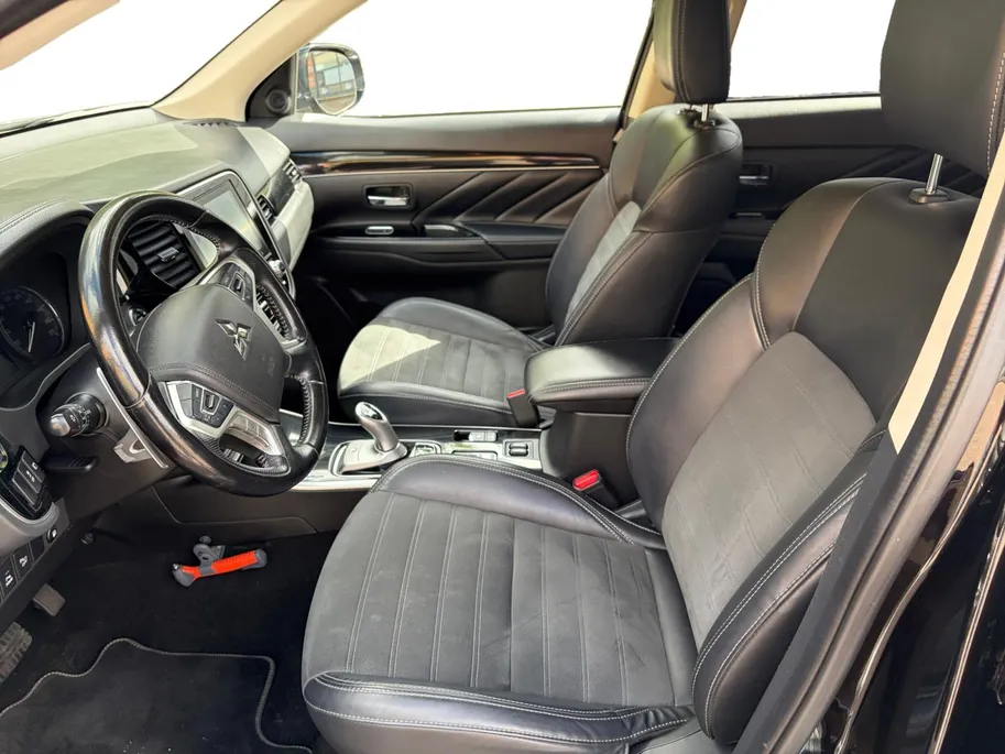 Mitsubishi Outlander 2.4 PHEV Intense Apple Carplay/Android Auto , electronic climate controle , leder , stoelverwarming , lm velgen , cruise , trekhaak .