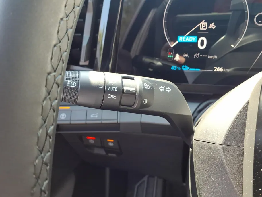 Mitsubishi Eclipse Cross Business Edition 87 kWh Apple Carplay/Android Auto , electronic climate controle , navigatiesysteem , stof/kunstlederen bekleding , voorstoelen verwarmd , warmtepomp.