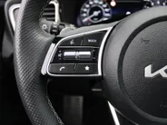 Kia Ceed 1.5 T-GDi GT-Line | Stuur-/stoelverwarming | Schuifdak | Cruise adapt. | Camera | 17' LM | LED | Dodehoek sensor | Draadloze lader |