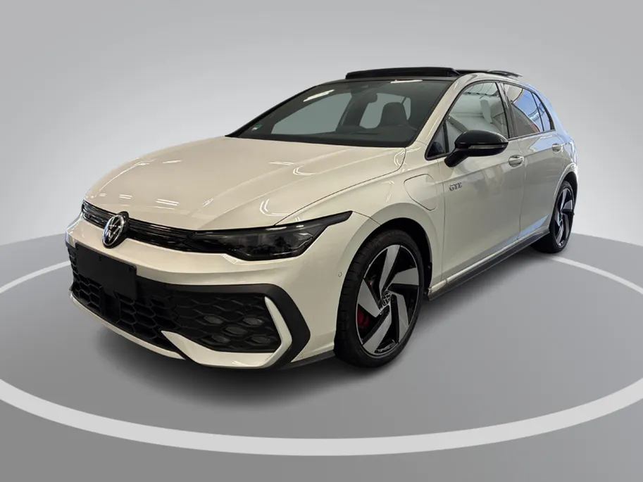 Volkswagen Golf 1.5 eHybrid 272pk DSG GTE · Panoramadak · Camera · Inklap. Trekhaak · Leder Vienna · Head-Up Display · Stuur-& Stoelverwarming + verkoeling · Garantie t/m 15-06-2030 of 100.000km
