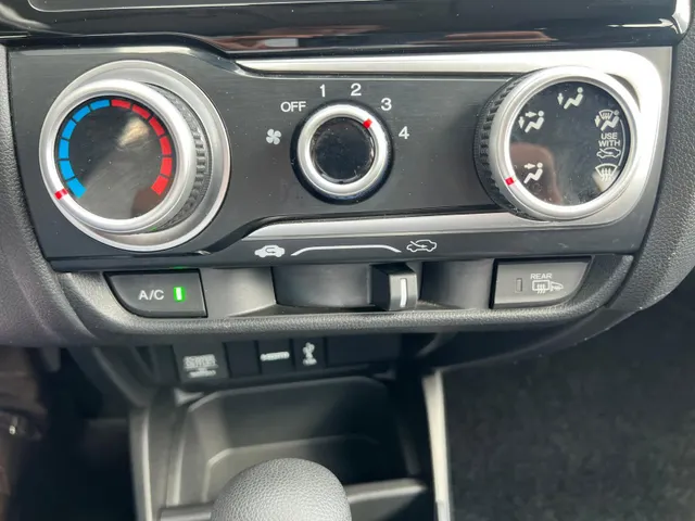 Honda Jazz 1.3 i-VTEC Comfort 102pk AUTOMAAT | TREKHAAK | NAVIGATIE | PARKEERSENSOREN V+A | STOELVERWARMING | 17' LM VELGEN |