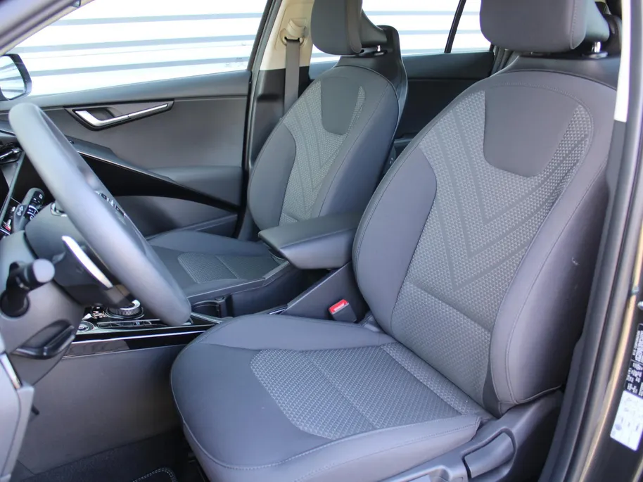 Kia Niro EV Light Edition 64.8 kWh | Camera | Cruise adapt. | Clima | 17' LM | Navi | Keyless | All season banden | 17% bijtelling |