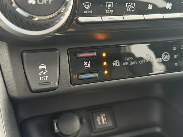 Toyota RAV4 2.5 PHEV Bi-Tone+ AWD | Trekhaak | Panoramadak | Stoel Verwarming & Ventilatie |