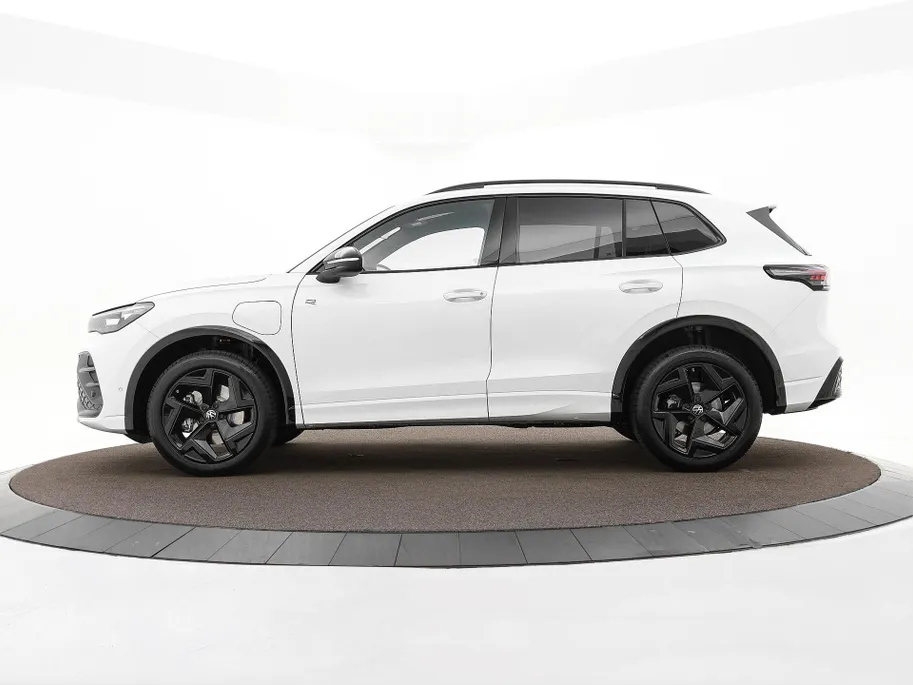 Volkswagen Tiguan R-Line 1.5 eHybrid 204 PK 6 versn. DSG · Voorstoelen verwarmbaar · Sfeerverlichting · All-season banden