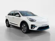 Kia e-Niro DynamicLine 64 kWh | Climate control | Navigatie | 17 inch LM-velgen | Keyless | AppleCarPlay-Android Auto | Parkeercamera | SOH 99.3% |