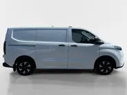 Ford E-Transit Custom 320 L1H1 Trend 71 kWh | Uit Voorraad Leverbaar | 344km WLTP Rijbereik | Achteruitrijcamera | Cruise Control | Parkeersensoren voor en achter | Verwarmbare Stoel en bijrijdersbank | Voorruitverwarming | Apple Carplay & Android Auto