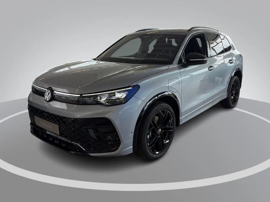 Volkswagen Tiguan R-Line Edition 1.5 eHybrid 204 PK 6 versn. DSG · Black Style Pakket · Panoramaschuif-kanteldak · Trekhaak inklapbaar, met elektrische ontgrendeling, incl. aanhangermanoeuvreerhulp Trailer Assist · Prijs is inclusief inruilpremie ·