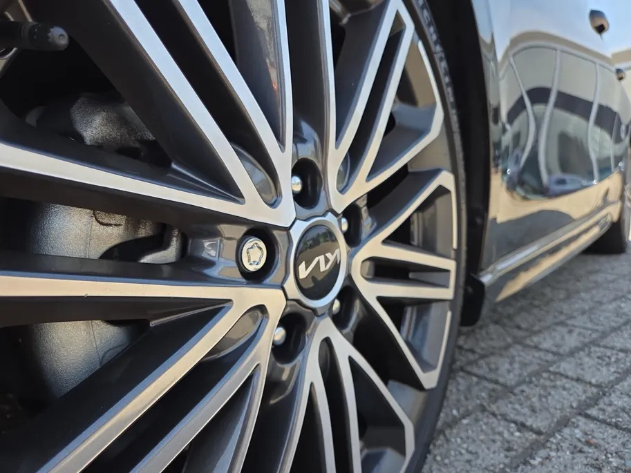 Kia Ceed 1.5 T-GDi GT-PlusLine Automaat | 140 PK | Schuif-kanteldak | JBL | Elektr. verstelbare bestuurdersstoel met geheugenfunctie |  18' lichtmetalen velgen | Dodehoek detectie  | Metallic lak | Fabrieksgarantie t/m 8-4-2032 + 3x 1 jaar*  | NAP