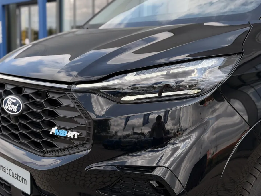 Ford E-Transit Custom L2H1 MS-RT 71 kWh 286 PK Dubbele Cabine UIT VOORRAAD I INKLAPBARE TREKHAAK I DRIVER ASSIST PACK ULTIMATE I DUBBELE ZIJSCHUIFDEUREN I FULL LED-KOPLAMPEN I APPLE CARPLAY / ANDROID AUTO I