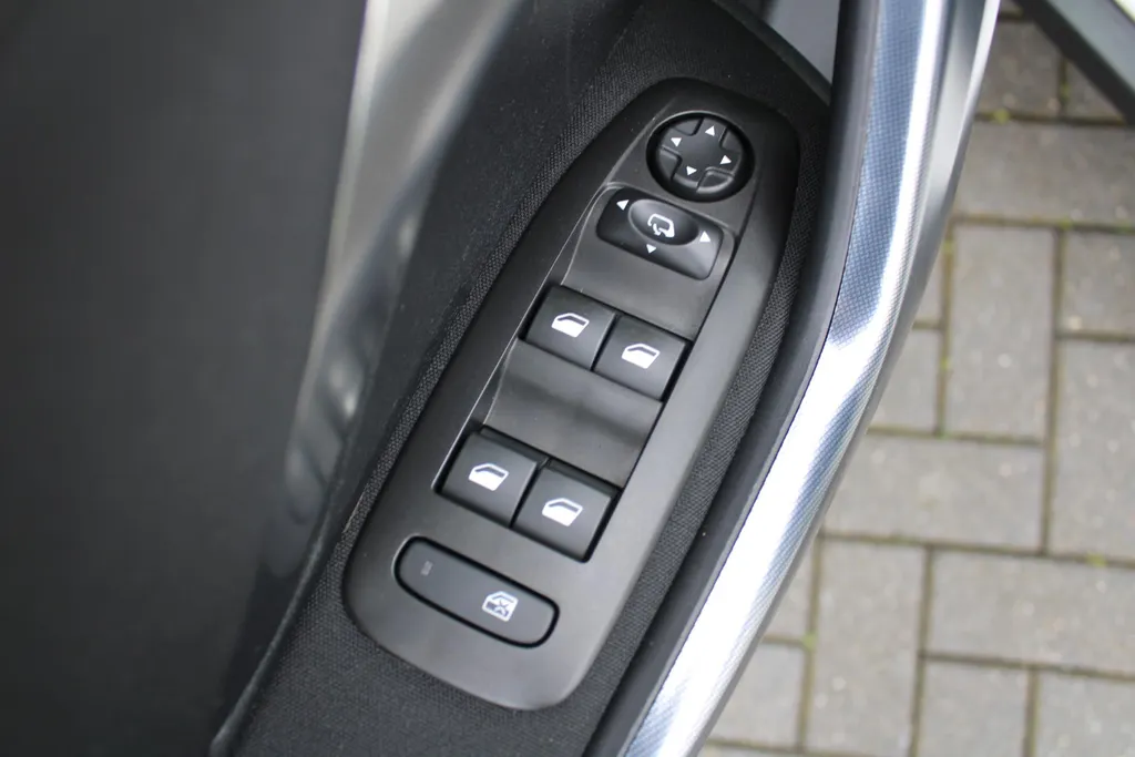 Peugeot 2008 1.2 PureTech Allure | Airco | Cruise | 16' LM |