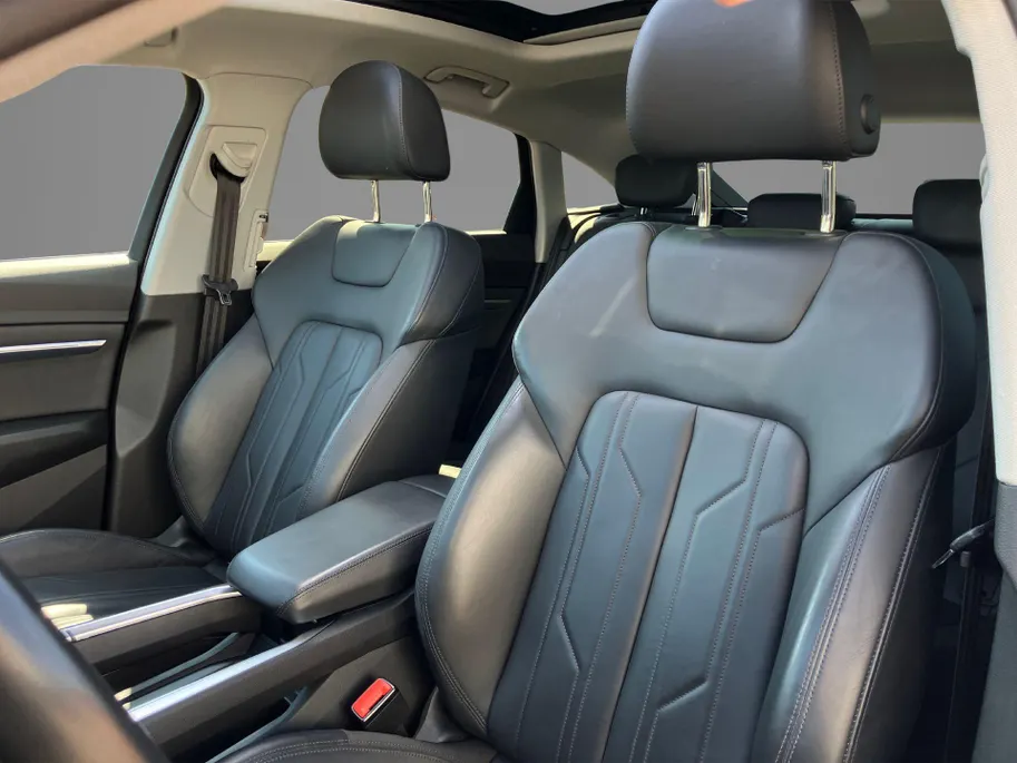 Audi e-tron Sportback 55 quattro S Line 95 kWh 300kW/408PK · Panoramadak · Trekhaak · Camera · Leder · Stoelverwarming · Drive select ·  Garantie t/m 18-10-2027 of 100000km.