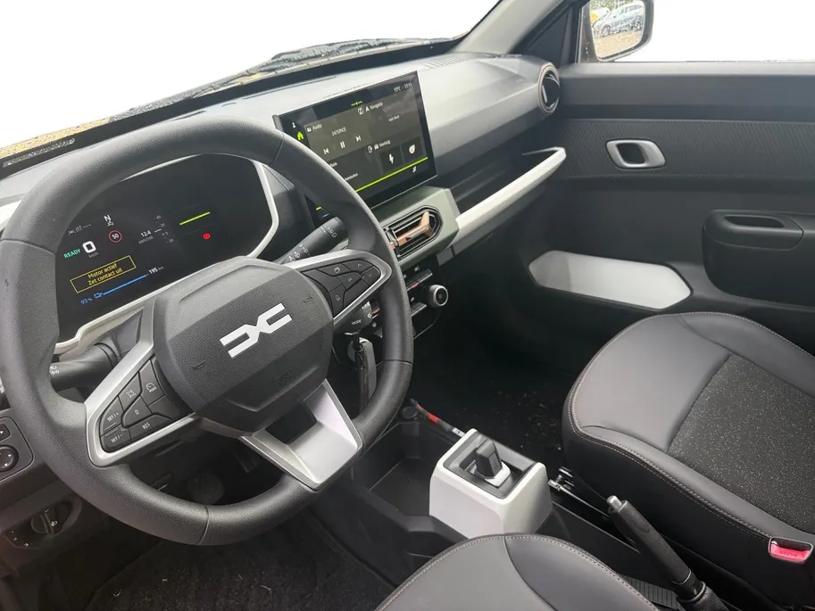 Dacia Spring Extreme 65 26.8 kWh AUTOMAAT AIRCO CAMERA CRUISE CONTROLE APPLE CARPLAY ANDROID AUTO ZEER MOOIE AUTO DEMONSTRATIEAUTO VRAAG NAAR DE KMSTAND