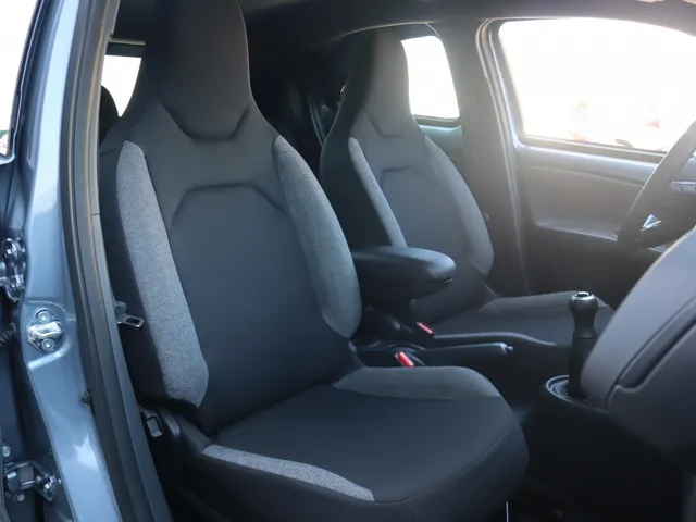 Toyota Aygo X 1.0 VVT-i MT Play Allseason banden | Armsteun