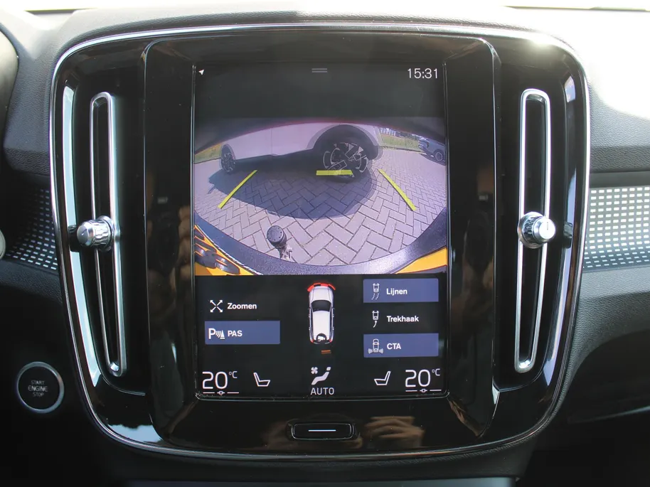 Volvo XC40 2.0 T4 R-Design | Keyless | HK Audio | Adap. Cruise | PDC | Elek. Trekhaak | 19' Velgen | Elek. Kofferklep | Camera | Stoelverwarming |